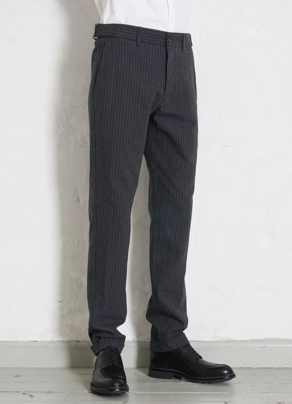 FINN | Side Buckle Regular Trousers | Grey Pin